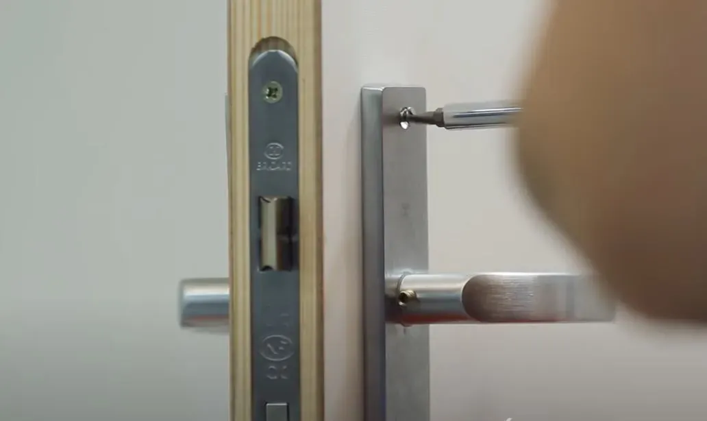 Pose et renforcement d'une serrure Bricard sur porte blindée